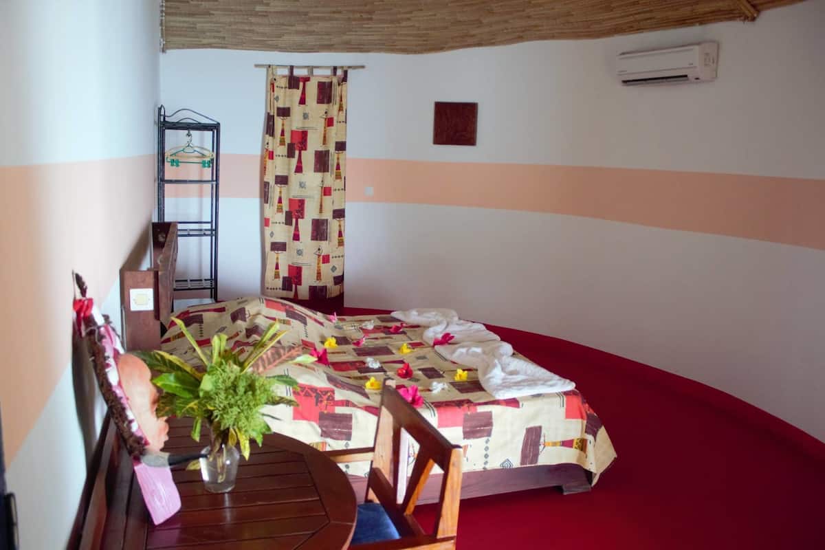 Double Room, 1 King Bed | 1 bedroom, individually decorated, individually furnished, bed sheets