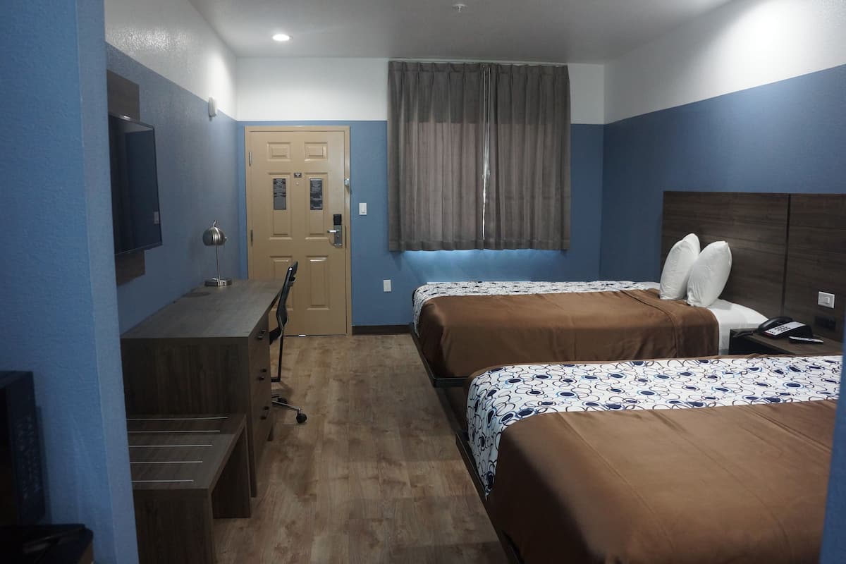 Kamer, 2 queensize bedden | Individueel gedecoreerd, individueel gemeubileerd, een bureau