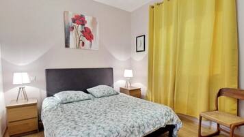 6 dormitoris, planxa i posts de planxar i un bressol de viatge