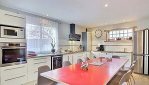 Een koelkast, een magnetron, een oven, een kookplaat