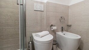 Apartamento (1 Bedroom) | Baño | Ducha, bidé y toallas