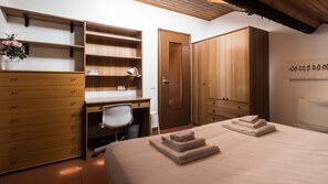 Apartamento (1 Bedroom) | 1 dormitorio, escritorio, tabla de planchar con plancha