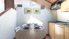Apartamento (1 Bedroom) | Cocina privada | Frigorífico grande, microondas, horno y placa de cocina