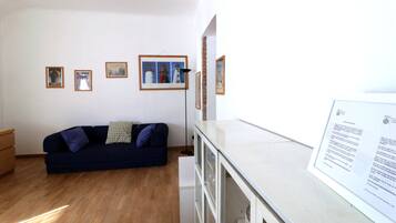 Căn hộ (1 Bedroom) | Khu phòng khách | TV màn hình phẳng 45-cm có truyền hình cáp, TV LCD