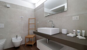 Appartement (2 Bedrooms) | Salle de bain | Douche, séchoir à cheveux, serviettes fournies