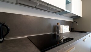 Apartment (2 Bedrooms) | Eigene Küche | Großer Kühlschrank, Mikrowelle, Ofen, Herdplatte