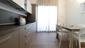 Apartment (2 Bedrooms) | Eigene Küche | Großer Kühlschrank, Mikrowelle, Ofen, Herdplatte