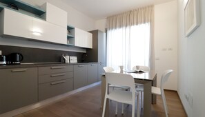 Apartment (2 Bedrooms) | Private kitchen | Full-size fridge, microwave, oven, stovetop