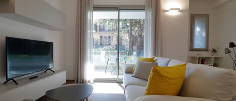 Apartment (2 Bedrooms) | Wohnbereich | 45-cm-Flachbildfernseher mit Satellitenempfang, LCD-Fernseher