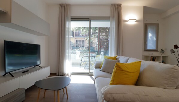 Apartment (2 Bedrooms) | Wohnbereich | 45-cm-Flachbildfernseher mit Satellitenempfang, LCD-Fernseher