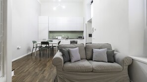 Lägenhet Comfort | Vardagsrum | 55-tums LCD-tv med satellitkanaler och tv