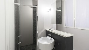 Apartamento conforto | Banheiro | Chuveiro, secador de cabelo, bidê, toalhas de banho