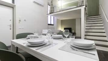Apartamento Confort | Zona de estar | Televisión LCD de 55 pulgadas con canales por satélite, una televisión