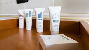 Apartment (1 Bedroom) | Badezimmerausstattung | Dusche, Haartrockner, Bidet, Handtücher