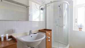 Lägenhet (1 Bedroom) | Badrum | Dusch, hårtork, bidé och handdukar