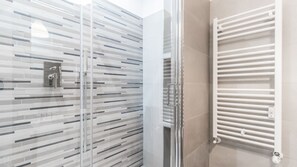 Apartamento (3 Bedrooms) | Baño | Ducha, secador de pelo, bidé y toallas
