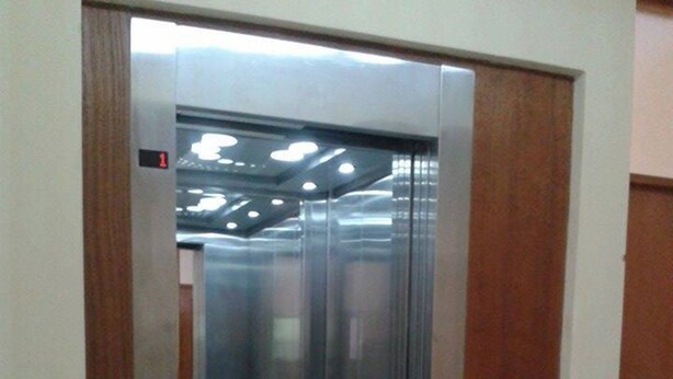 An elevator with a digital display showing the number 1, indicating the floor. - Hotel Moquegua (Moquegua)