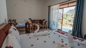 Escritorio y ropa de cama