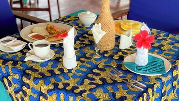 Desayuno con opciones de la cocina local diario (USD 5 por persona)