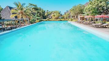 Ulkouima-allas, aurinkovarjoja, aurinkotuoleja