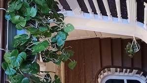 Una escalera de madera con balaustres blancos y una pared de fondo con diseño azul.