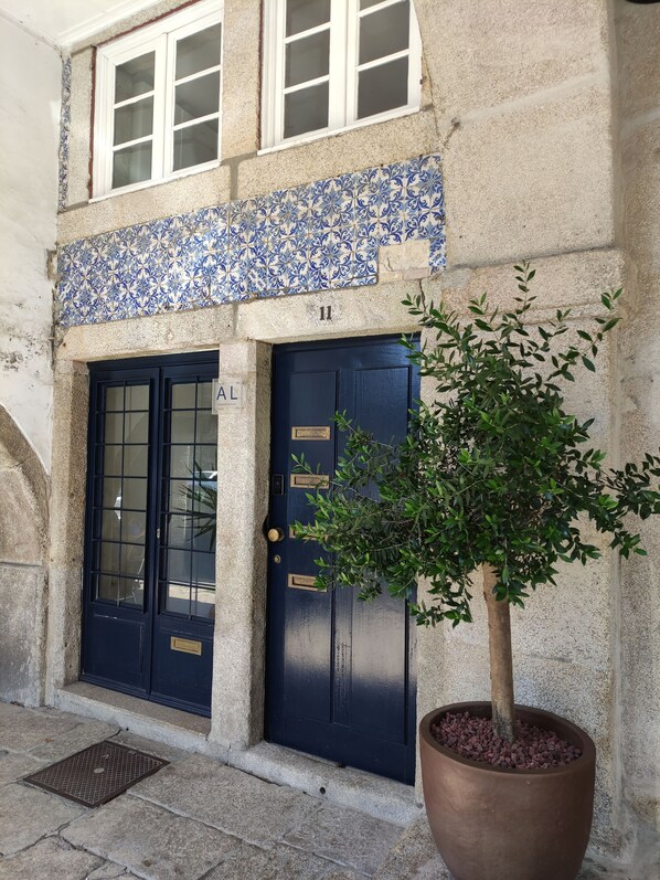 Un bâtiment avec une porte bleue portant l’inscription « AL » et le chiffre « 11 » au-dessus.