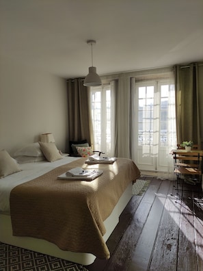 Cortinas blackout, tabla de planchar con plancha y wifi gratis