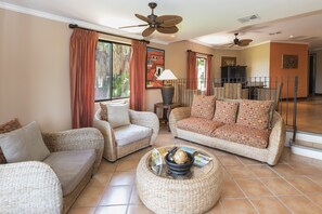 Apartamento superluxo | Área de estar | TV