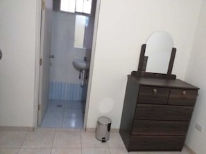 Standard Quadruple Room | Bathroom