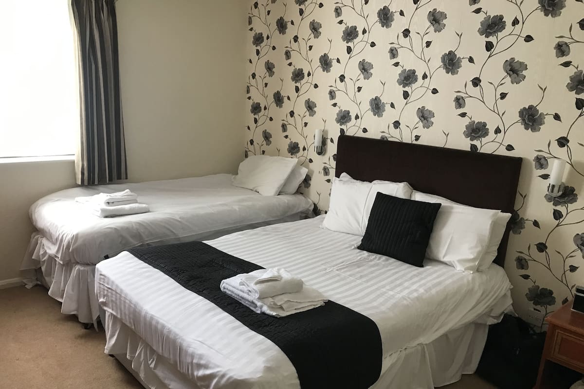 Habitación básica con 2 camas individuales | Decoración personalizada, muebles diferentes, escritorio y wifi gratis