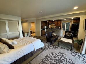 1 bedroom, desk, iron/ironing board, free WiFi - Private Large Guesthouse in Coastal Del Mar, close to beaches and restaurants.  (Del Mar)