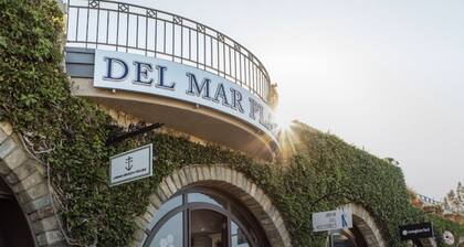 Private Large Guesthouse in Coastal Del Mar, close to beaches and restaurants.