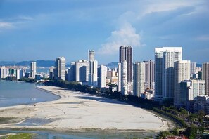 Beach - 4 Bed Rooms Luxury Seaview Homestay at Gurney Penang无敌海景四房套房 (Seri Tanjung Pinang)