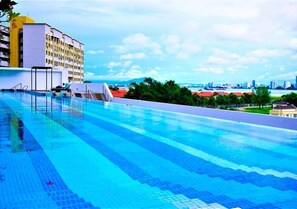 Pool - 4 Bed Rooms Luxury Seaview Homestay at Gurney Penang无敌海景四房套房 (Seri Tanjung Pinang)