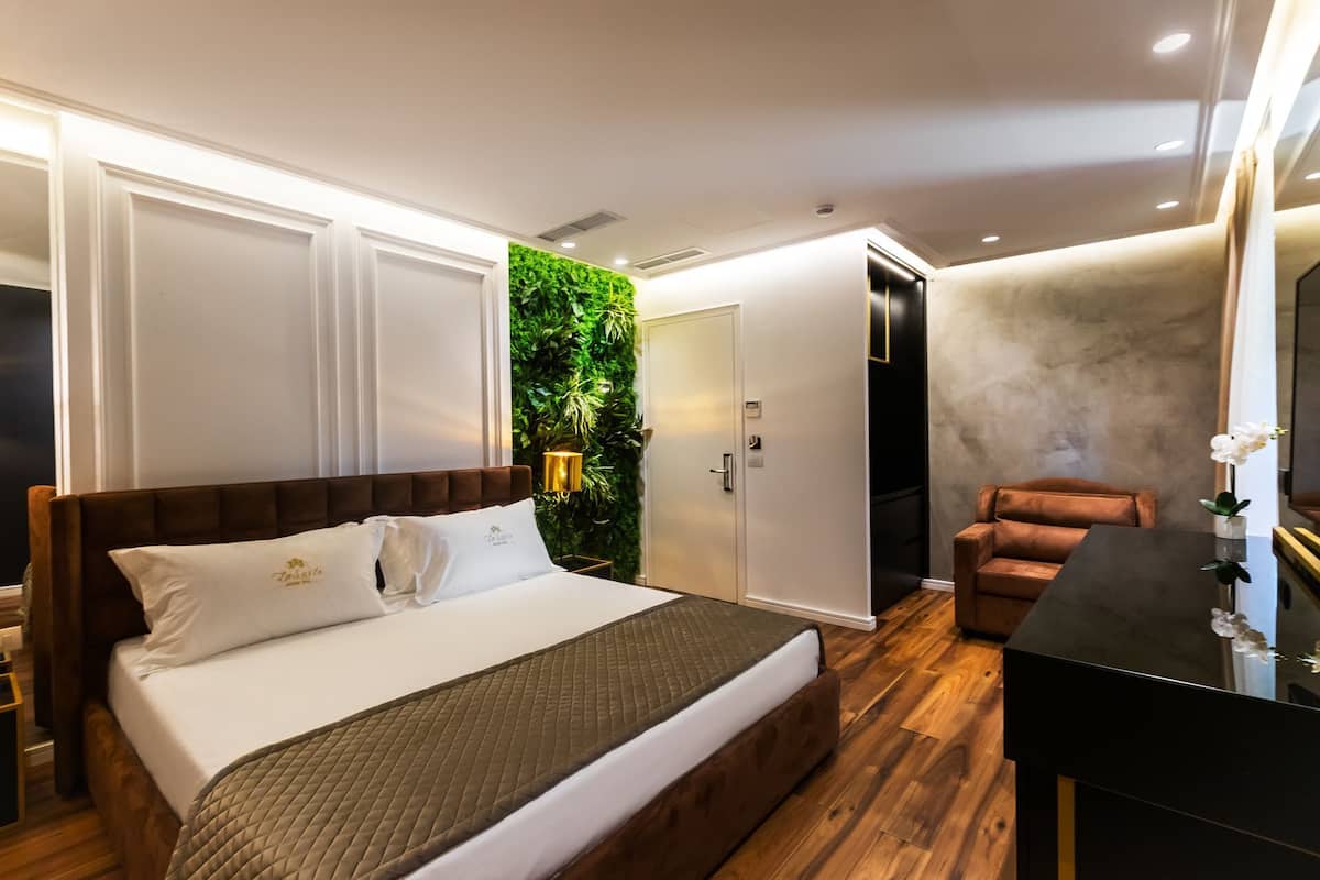 Minibar, coffres-forts dans les chambres, bureau