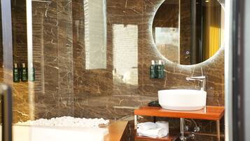 Superior-værelse | Badeværelse | Boblebadekar, brusehoved med hydromassage, gratis toiletartikler