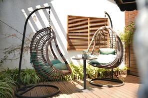 Habitación doble Deluxe | Minibar, caja de seguridad en la habitación y escritorio 