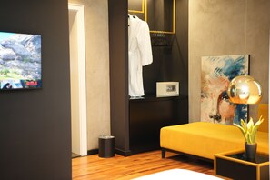Phòng Deluxe (Iconic 201) | Minibar, két bảo mật tại phòng, bàn 