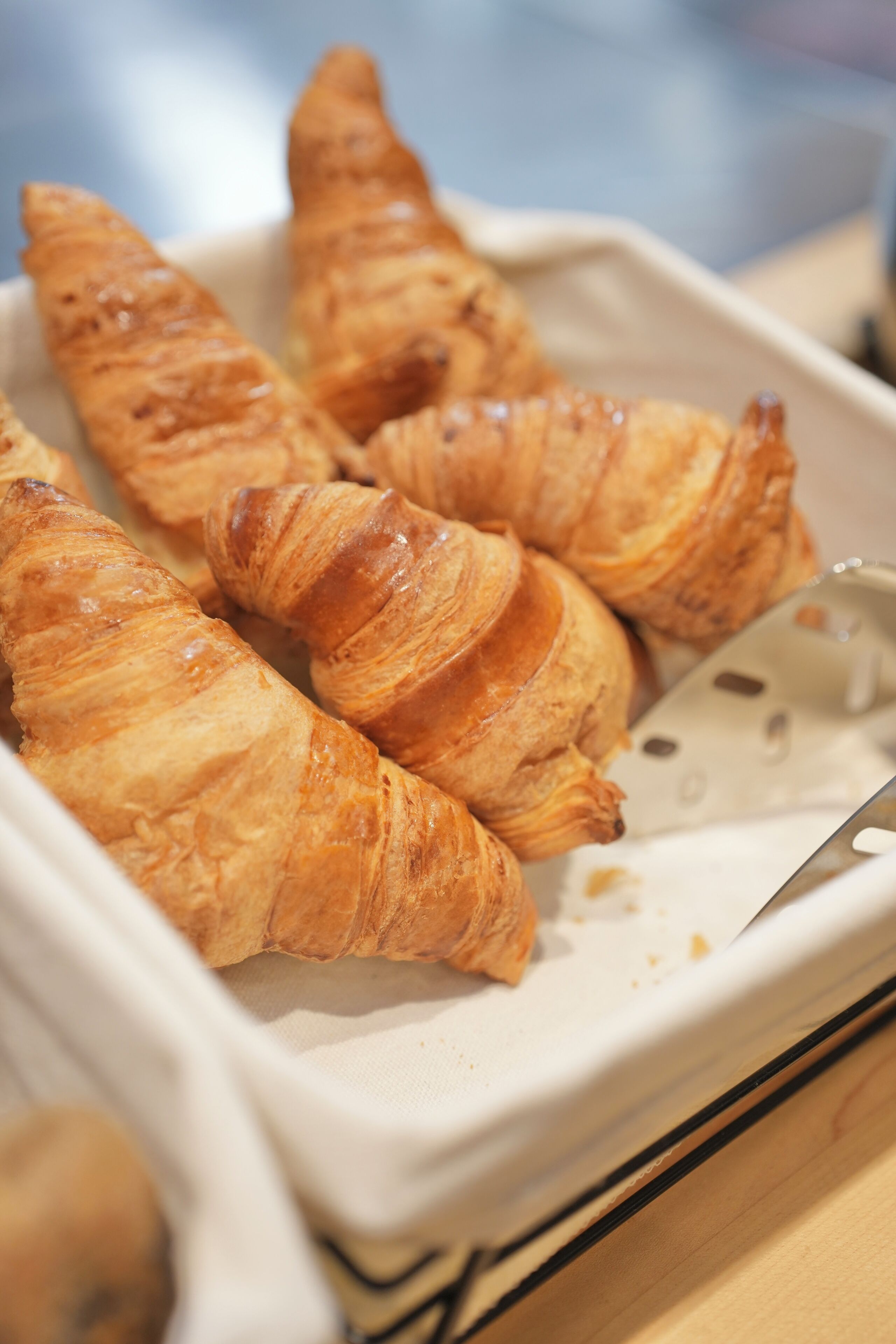 Un plat amb croissants.