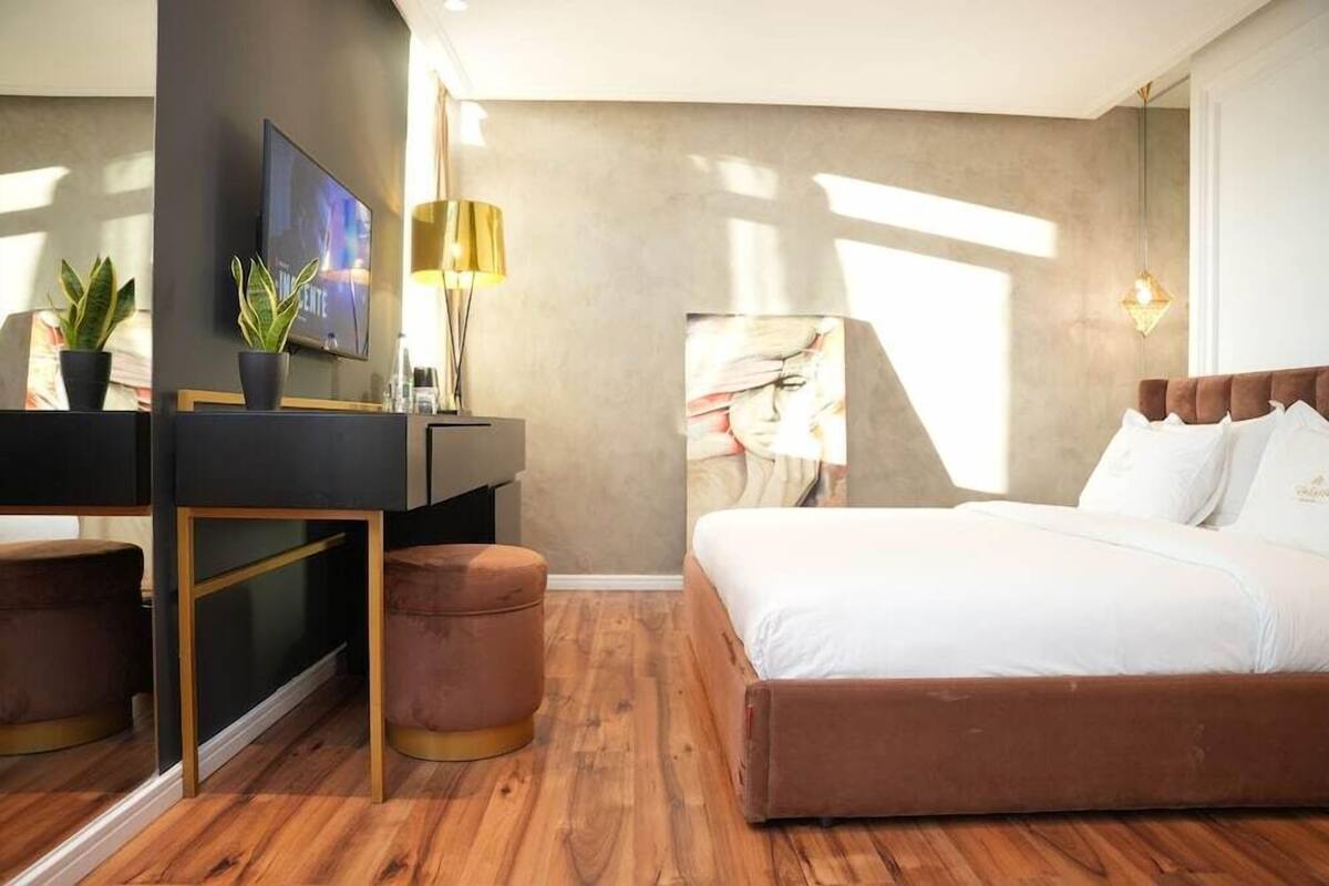 Minibar, caja de seguridad en la habitación y escritorio