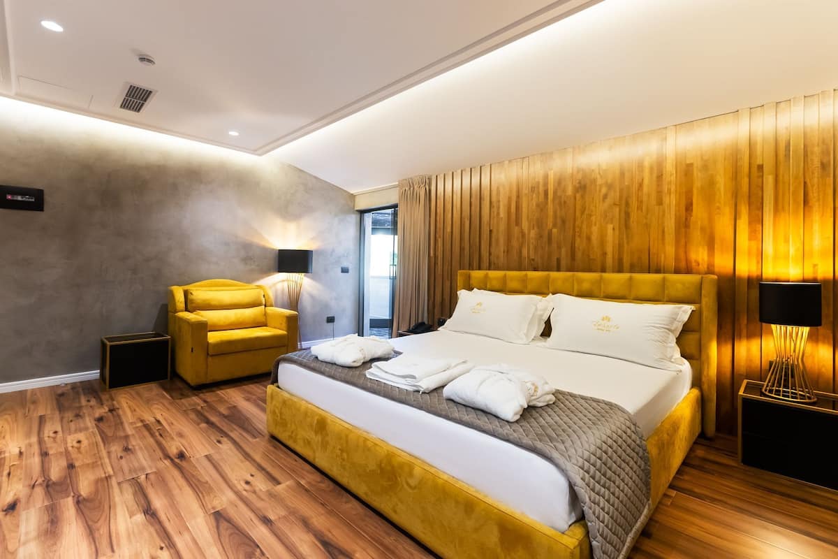 Minibar, coffres-forts dans les chambres, bureau