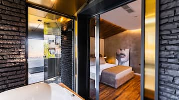 Deluxe Room (Iconic 401) | Minibar, in-room safe, desk, soundproofing