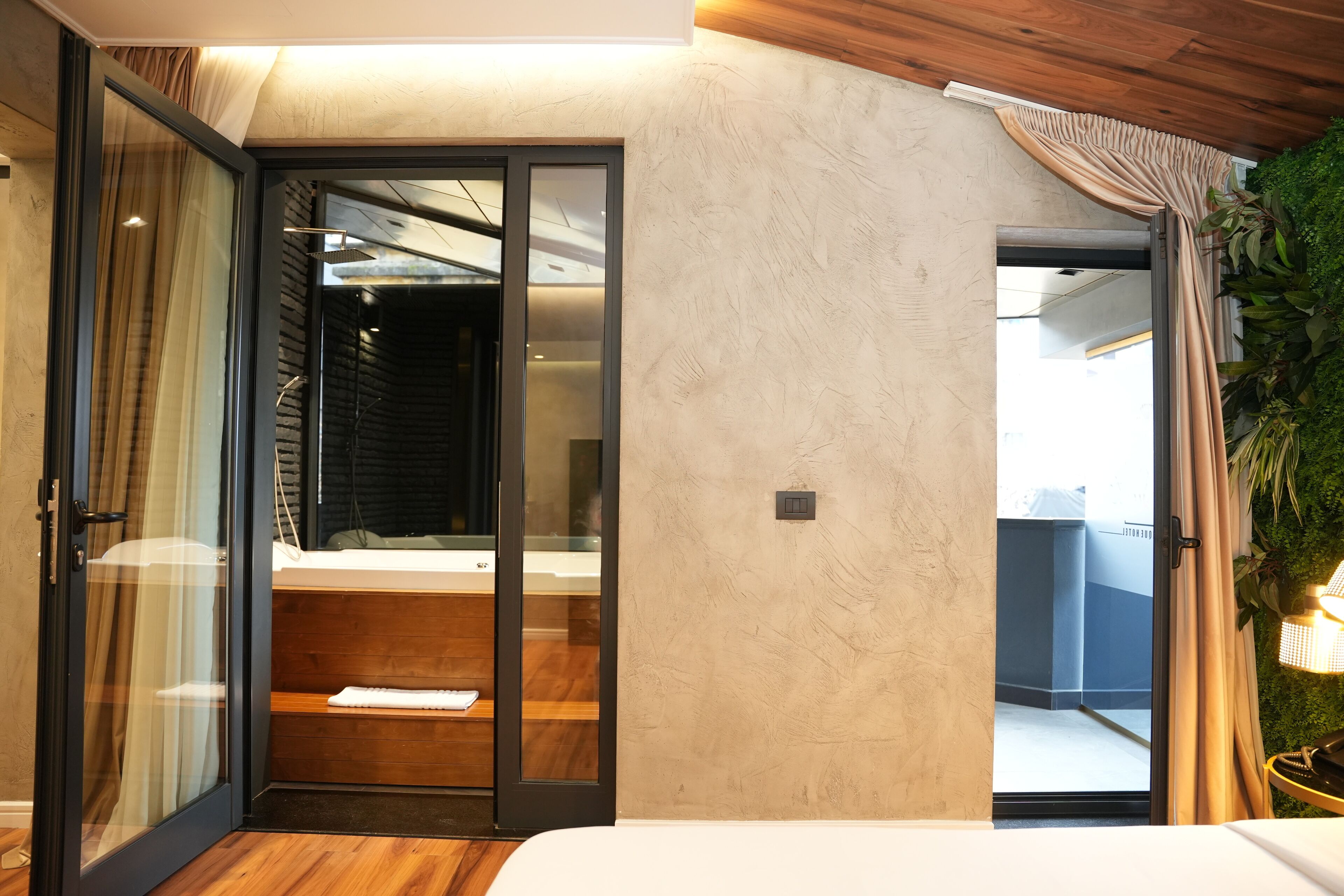 Deluxe Room (Iconic 401) | Jetted tub