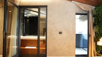 Deluxe Room (Iconic 401) | Jetted tub