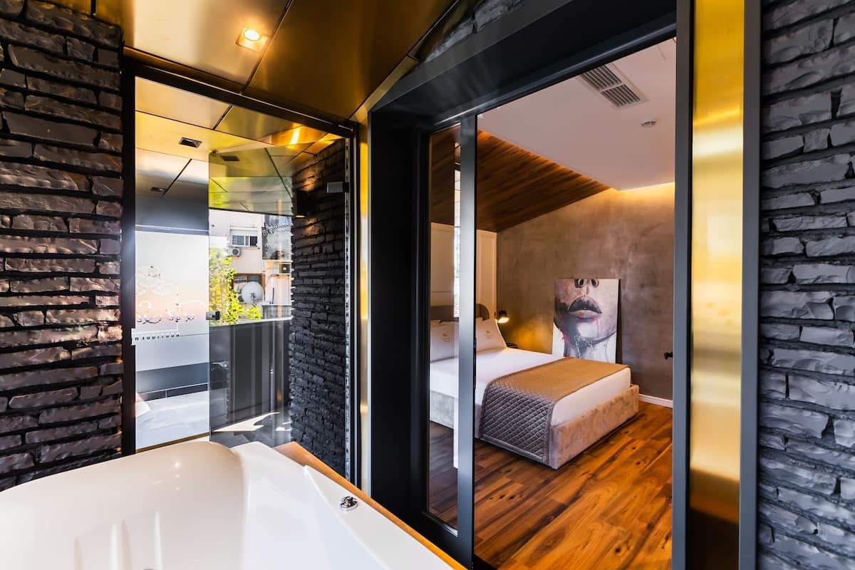 Minibar, coffres-forts dans les chambres, bureau