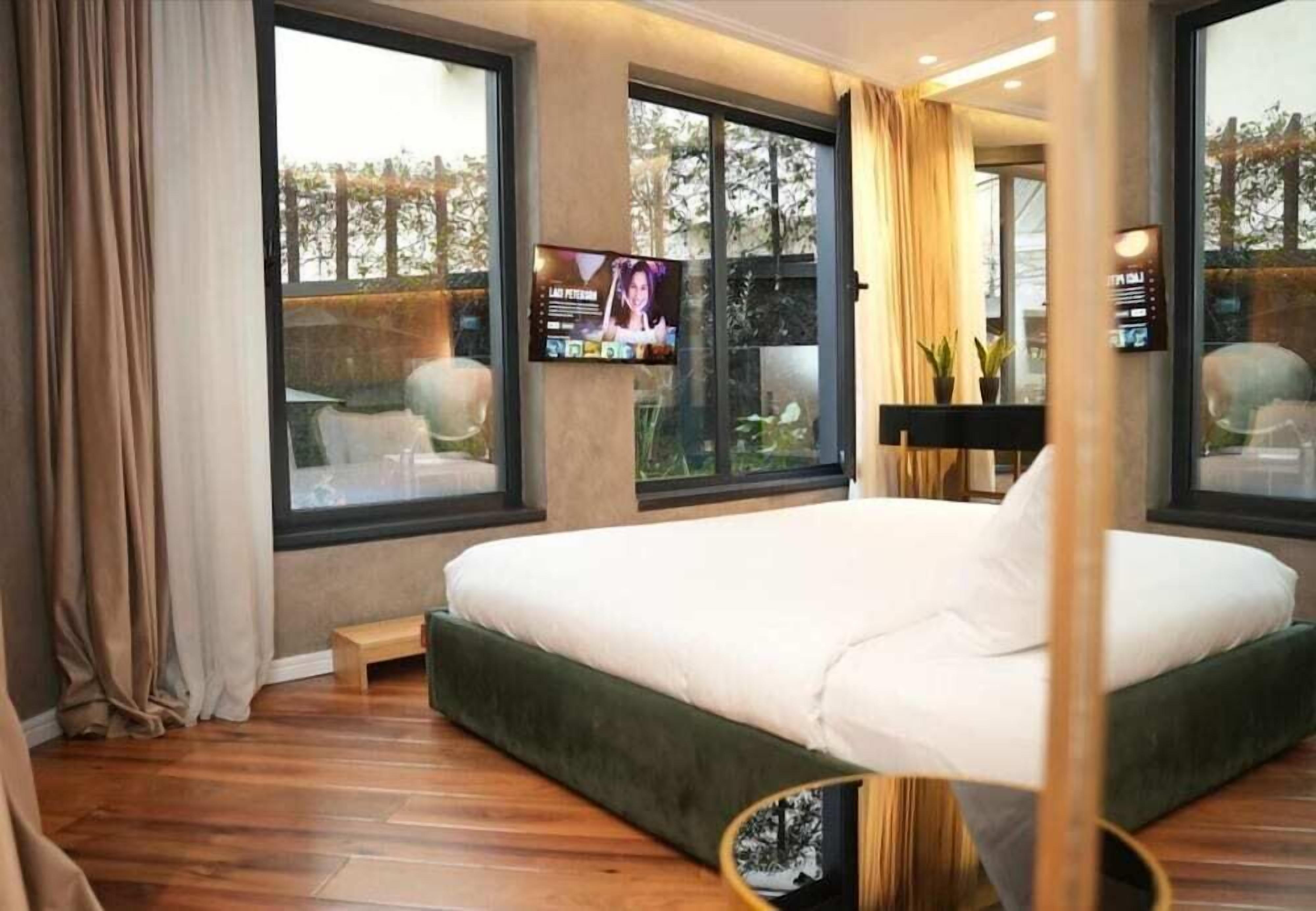 Minibar, caja de seguridad en la habitación y escritorio 
