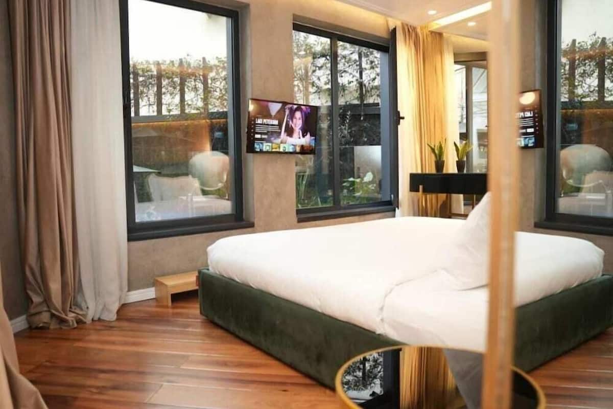 Minibar, caja de seguridad en la habitación y escritorio