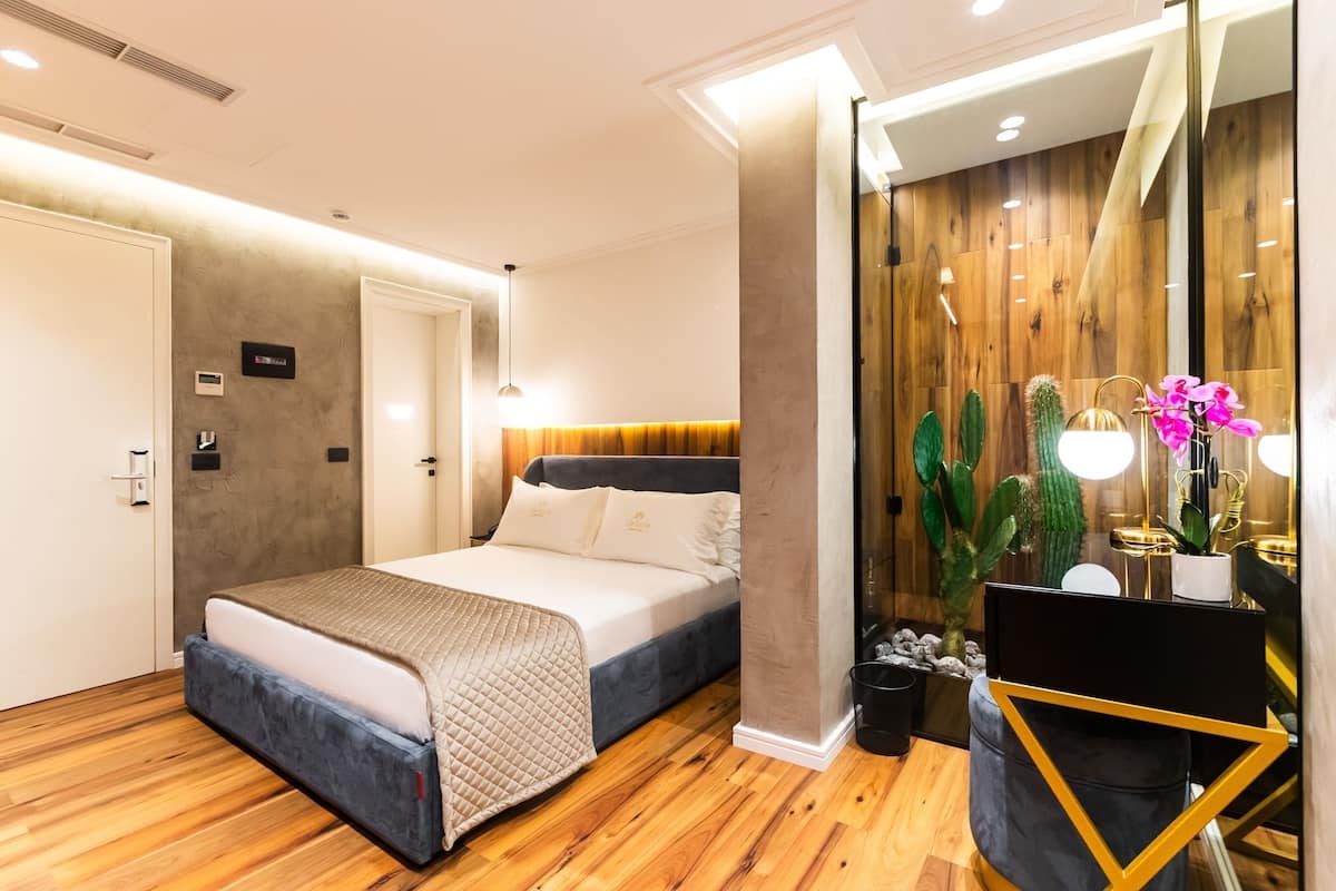 Minibar, coffres-forts dans les chambres, bureau