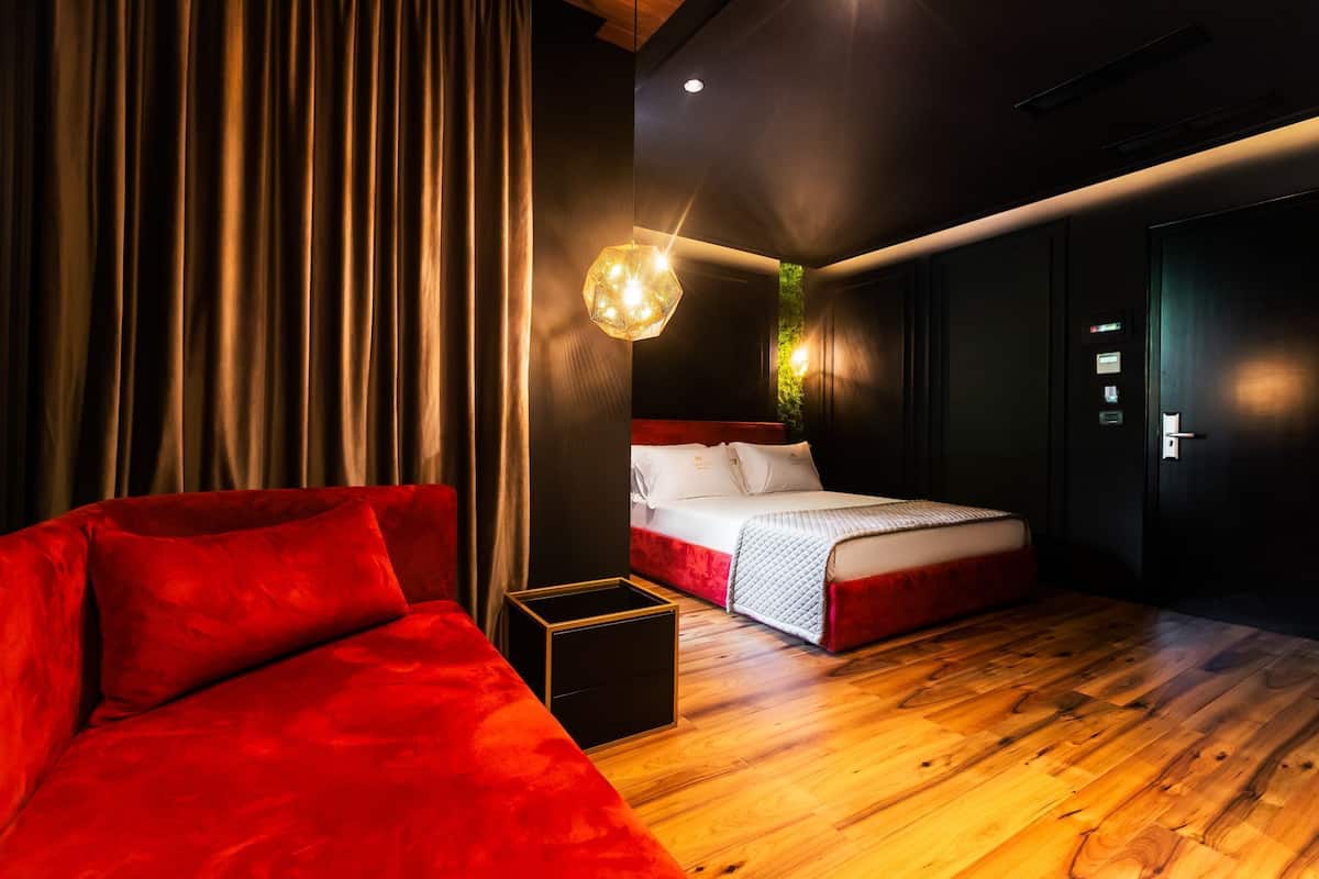 Minibar, coffres-forts dans les chambres, bureau