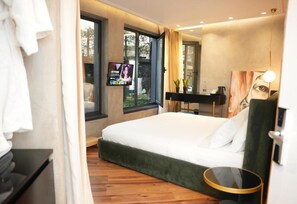 Phòng đôi tiện nghi đơn giản, 1 giường cỡ king | Minibar, két bảo mật tại phòng, bàn 